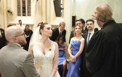 Madrinha desmaia durante casamento e noiva no altar tranquiliza convidados: "Tá voltando!"