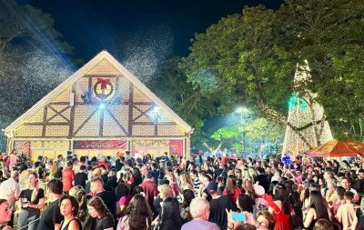 Luzes, Papai Noel e até neve atraem centenas de pessoas para Natal no Vale do Sinos