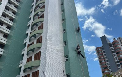 Trabalhador passa mal e fica pendurado por cordas em prédio de Novo Hamburgo com mais de 50 metros de altura