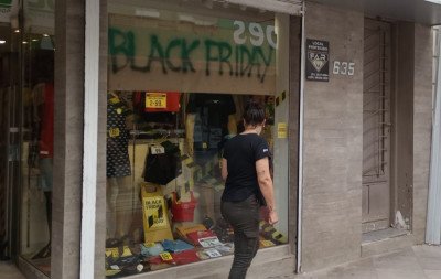 Consumidores aproveitam a Black Friday no comércio local