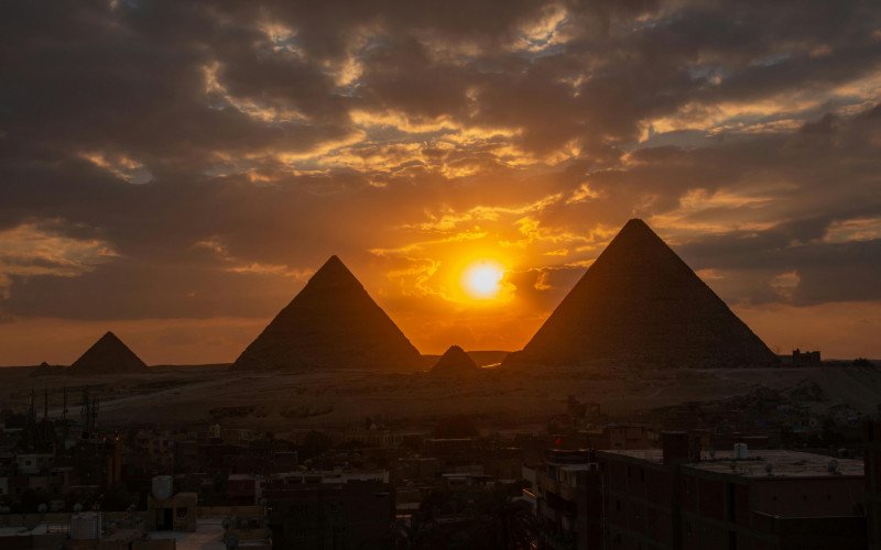 Amanhecer nas Pirâmides de Gizé | abc+