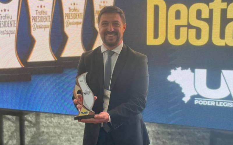 Presidente da Câmara de Vereadores de Gramado, Ike Koetz, recebe prêmio nacional por ações inovadoras