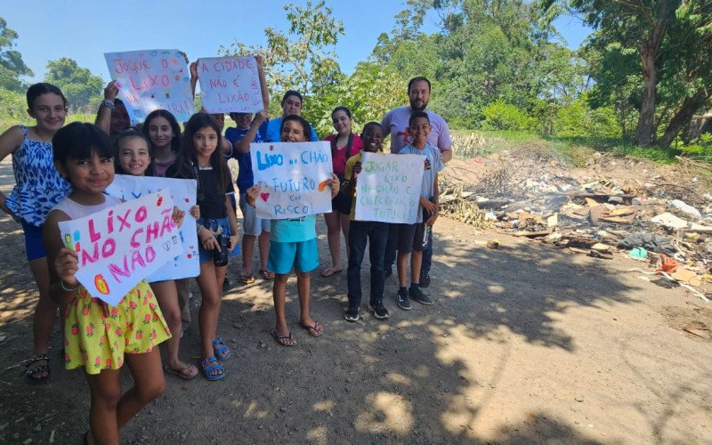 Alunos da Escola Mário Fonseca fizeram protesto visual contra o descarte irregular de lixo
