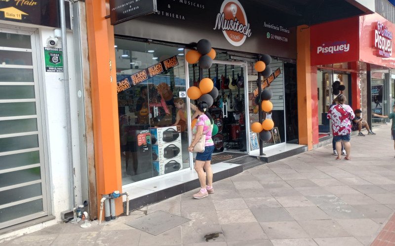 Os consumidores estão fazendo suas compras e aproveitando os descontos do comércio local