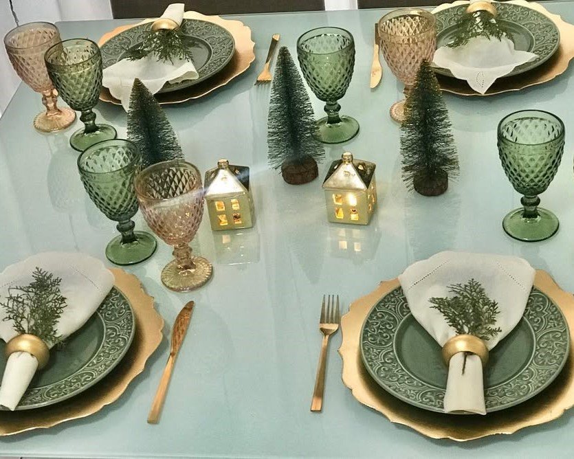 Mesa posta em verde e dourado | abc+