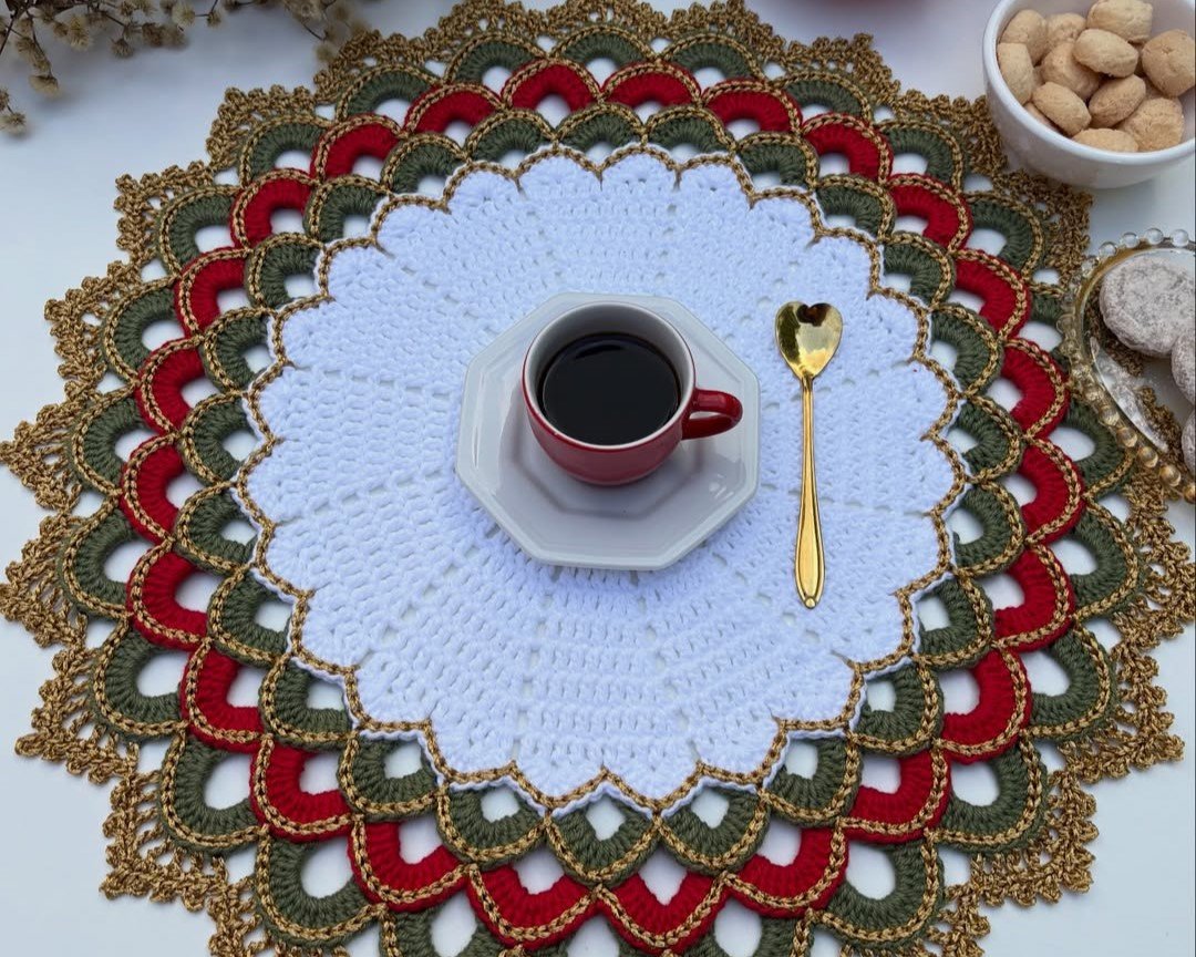 Sousplat de crochê com detalhes dourados | abc+