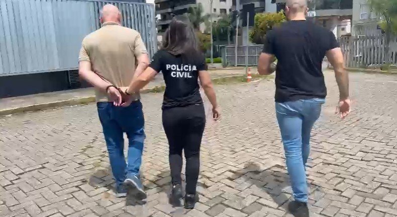 Suspeito levado à cadeia nesta quinta-feira (27) já respondia por estupro quando cometeu crimes contra a própria neta | abc+