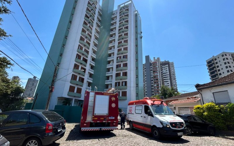 Trabalhador ficou suspenso por cordas até ser resgatado pelo Corpo de Bombeiros em Novo Hamburgo