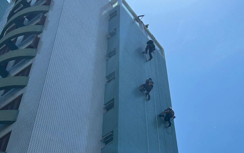 Trabalhador ficou suspenso por cordas até ser resgatado pelo Corpo de Bombeiros em Novo Hamburgo