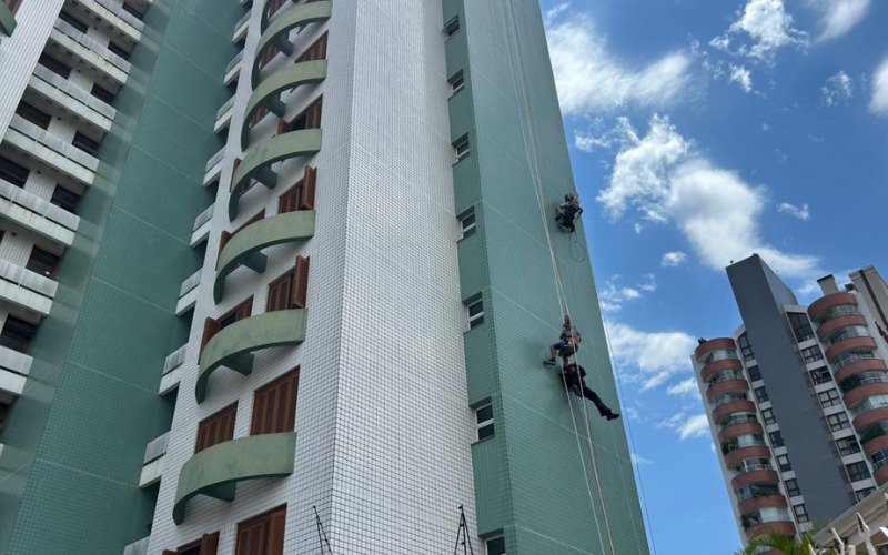 Trabalhador ficou suspenso por cordas até ser resgatado pelo Corpo de Bombeiros em Novo Hamburgo | abc+