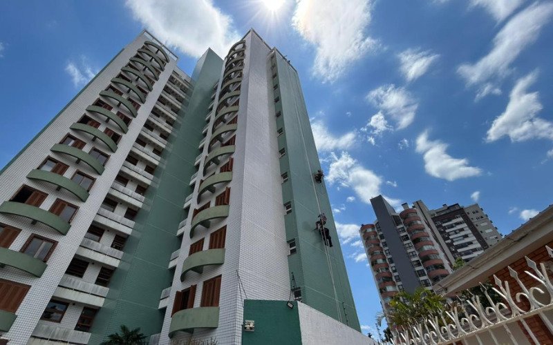 Trabalhador ficou suspenso por cordas até ser resgatado pelo Corpo de Bombeiros em Novo Hamburgo