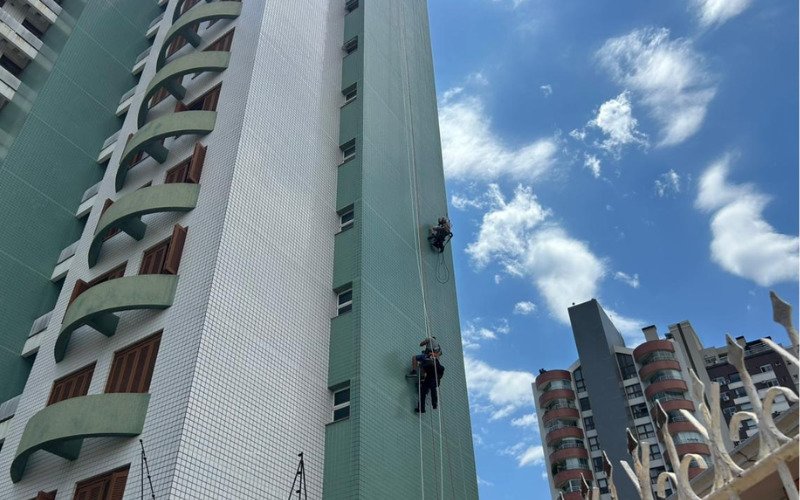 Trabalhador ficou suspenso por cordas até ser resgatado pelo Corpo de Bombeiros em Novo Hamburgo