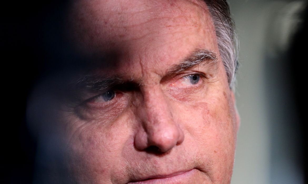 Bolsonaro segue estável e sem febre, mas não tem previsão de alta hospitalar