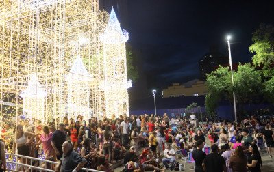 Drone passeia por decoração de Natal em Novo Hamburgo; veja o vídeo