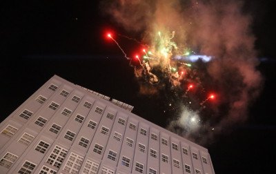 VÍDEO: Milhares de pessoas acompanham show de fogos na abertura do Natal de Novo Hamburgo