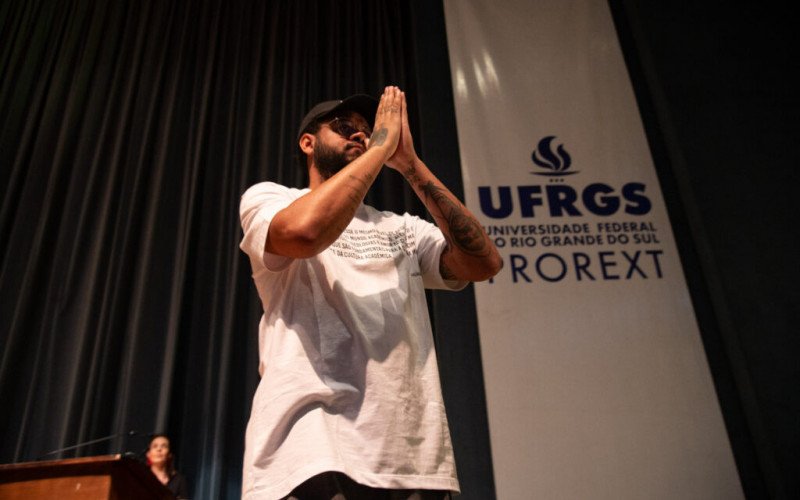 Emicida recebe título de Doutor Honoris Causa da UFRGS
