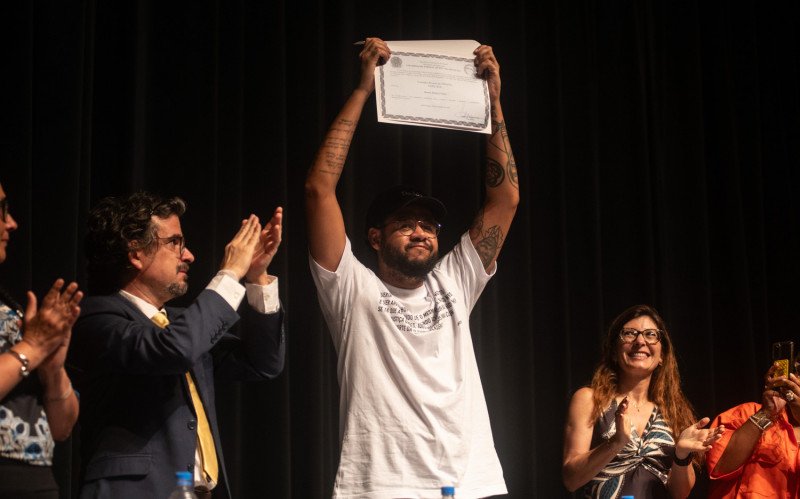 Emicida recebe título de Doutor Honoris Causa da UFRGS
