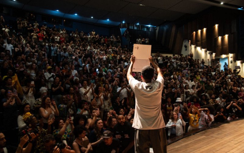 Emicida recebe título de Doutor Honoris Causa da UFRGS
