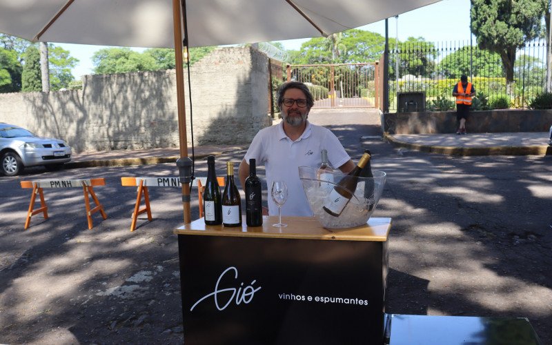 Giovani no estande Gio Vinhos e Espumantes