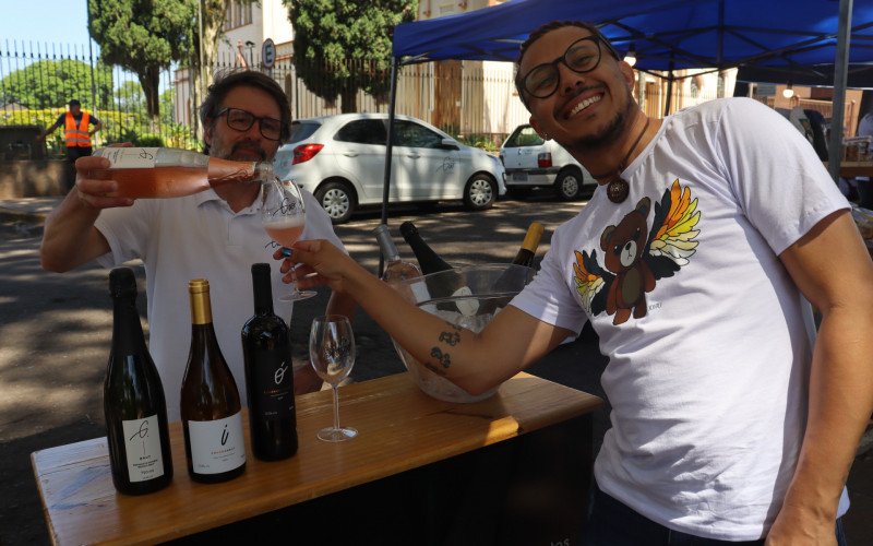 Denis no estande Gio Vinhos e Espumantes