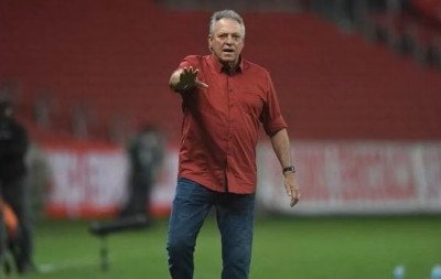 Abelão chega, é recepcionado por torcedores e vai comandar treino