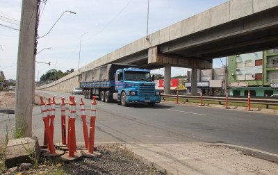 Trânsito é liberado na RS-240 após bloqueio por conta de obra no entroncamento de rodovias