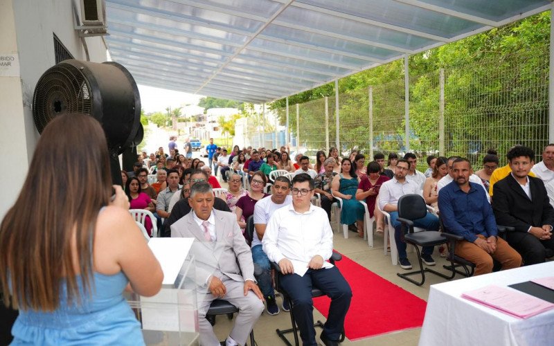 Seis casais disseram "sim" em uma cerimônia promovida pelo CRAS | abc+
