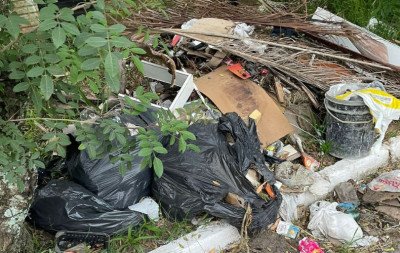 "Algo grave pode acontecer": Morador de Sapiranga aponta riscos para lixo acumulado que atrapalha circulação de pedestres