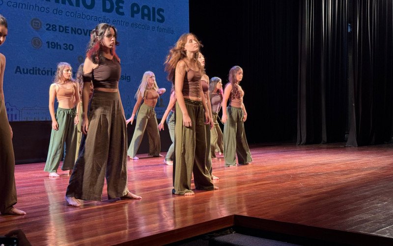 Apresentação do grupo de Arte-Educação, durante Seminário dos Pais