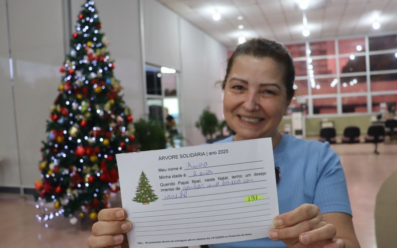 &Aacute;rvore Solid&aacute;ria de Campo Bom conta com mais de 200 bolinhas de crian&ccedil;as que aguardam presentes. M&aacute;rcia faz quest&atilde;o de presentear todo ano.