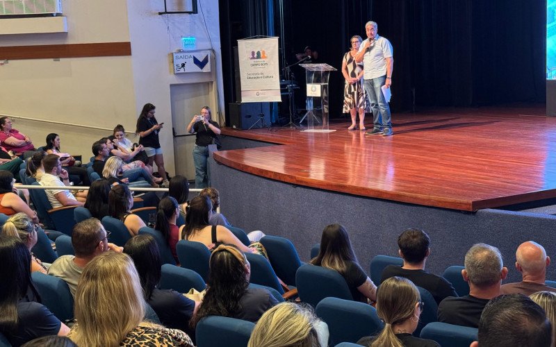 Seminário dos Pais na auditório do Teatro Marlise Saueressig