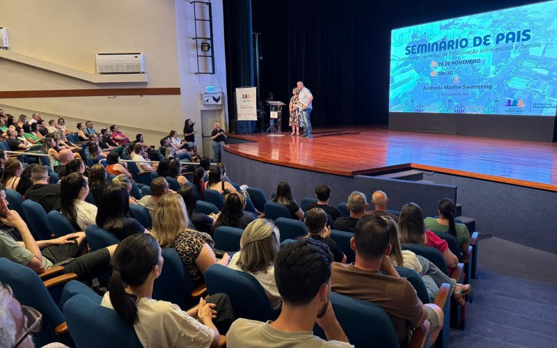 Seminário dos Pais na auditório do Teatro Marlise Saueressig | abc+
