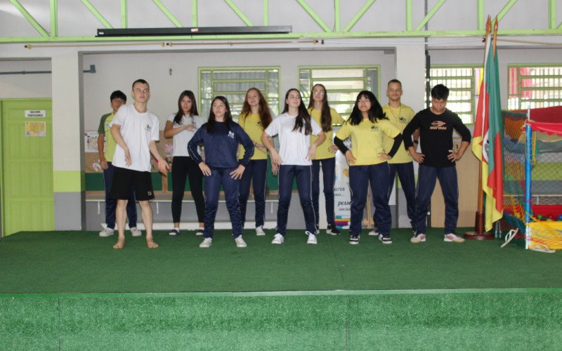 Alunos da Emef 29 de Setembro ensaiando para o Festival de Talentos
