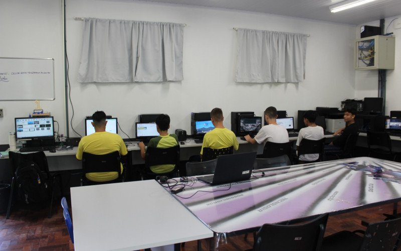 Alunos da Emef 29 de Setembro no laboratório de informática