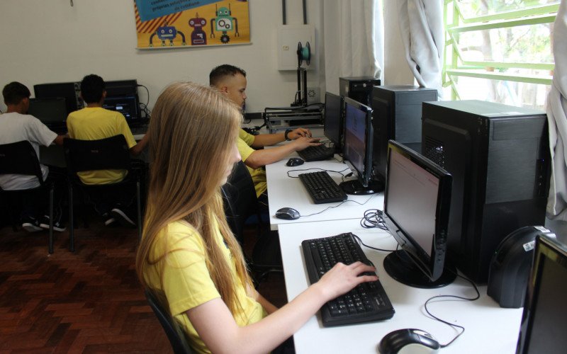 Alunos da Emef 29 de Setembro no laboratório de informática