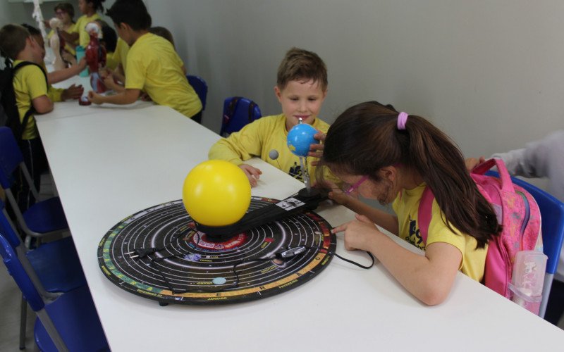 Alunos da Emef 29 de Setembro no laboratório de ciências