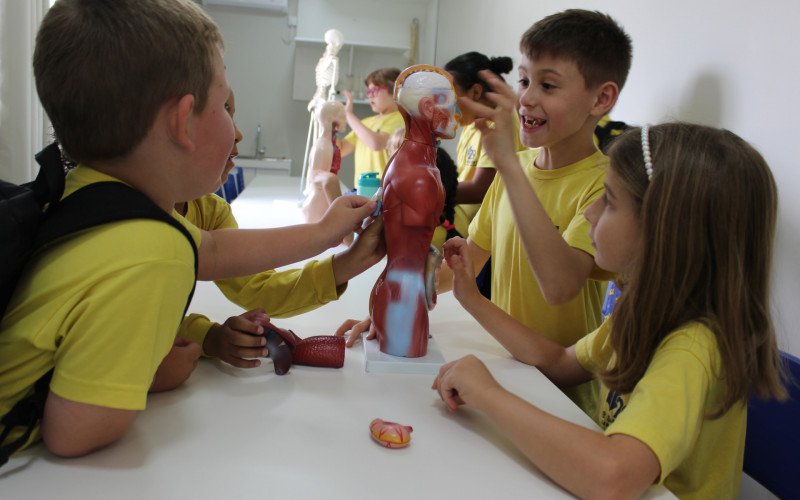Alunos da Emef 29 de Setembro no laboratório de ciências