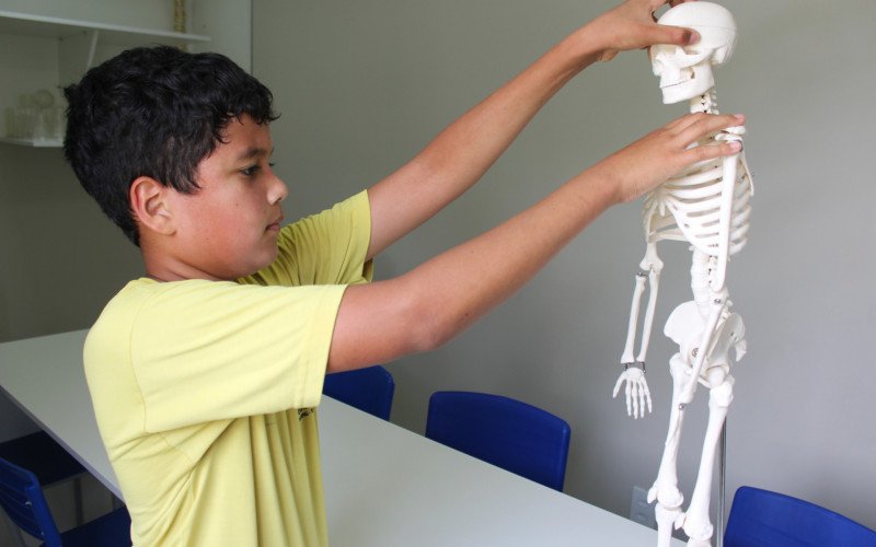 Alunos da Emef 29 de Setembro no laboratório de ciências