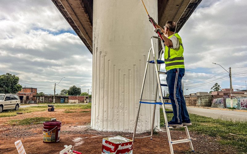 Primeira etapa da pintura de pilares sob a linha elevada da Trensurb, ocorreu em dezembro do ano passado na Avenida Mauá
