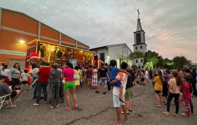 "A gente sentia falta": Casa Móvel do Noel leva brilho do Natal a bairros de Novo Hamburgo