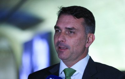 Flávio Bolsonaro admite que procurou Vorcaro por recursos para filme e nega que ofereceu vantagens