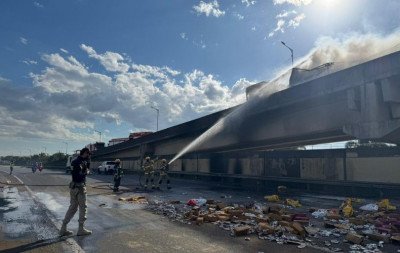 VÍDEO: Motorista morre após caminhão tombar e pegar fogo em acesso da BR-448