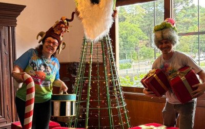Exposição com obras de artistas de Gramado e acervo histórico celebra 40 anos do Natal Luz