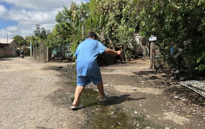 Esgoto a céu aberto escorre da área do antigo canil e invade pátios de moradores em Novo Hamburgo