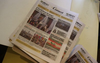 Estudantes da IENH levam informação com jornal impresso no Grupo Sinos