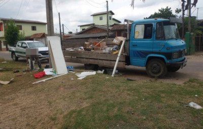 Motorista de caminhão é flagrado descartando lixo às margens de arroio de Novo Hamburgo