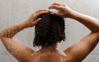 Nem uma vez por dia, nem duas por semana: Especialistas revelam frequência certa para lavar os cabelo