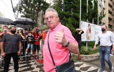 Abel Braga aparece no BID de camisa rosa após declaração homofóbica em apresentação no Inter