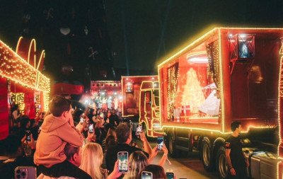 Caravana de Natal da Coca-Cola desfila por 22 cidades do RS; descubra se ela vai passar pela sua
