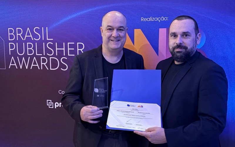 Fernando Gusmão e Igor Müller (à direita) recebem prêmio pelo site ABCmais | abc+